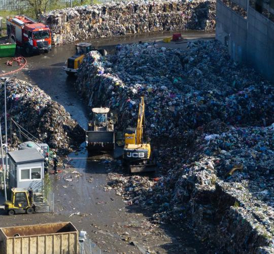Aplinkos ministerija: plastiko ir tekstilės atliekų perdirbimo įrangai įsigyti skirta 27 mln. eurų parama