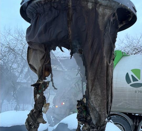 Karštų pelenų pasekmės – sudeginti atliekų konteineriai