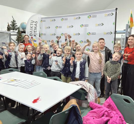 Šventinių mainytuvių stebuklas: išdalinta daugiau nei 400 daiktų komplektų