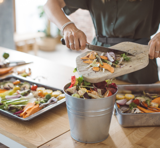 Namuose sukaupiame apie 60 proc. visų maisto atliekų: ieškokime būdų, kaip sumažinti maisto švaistymą